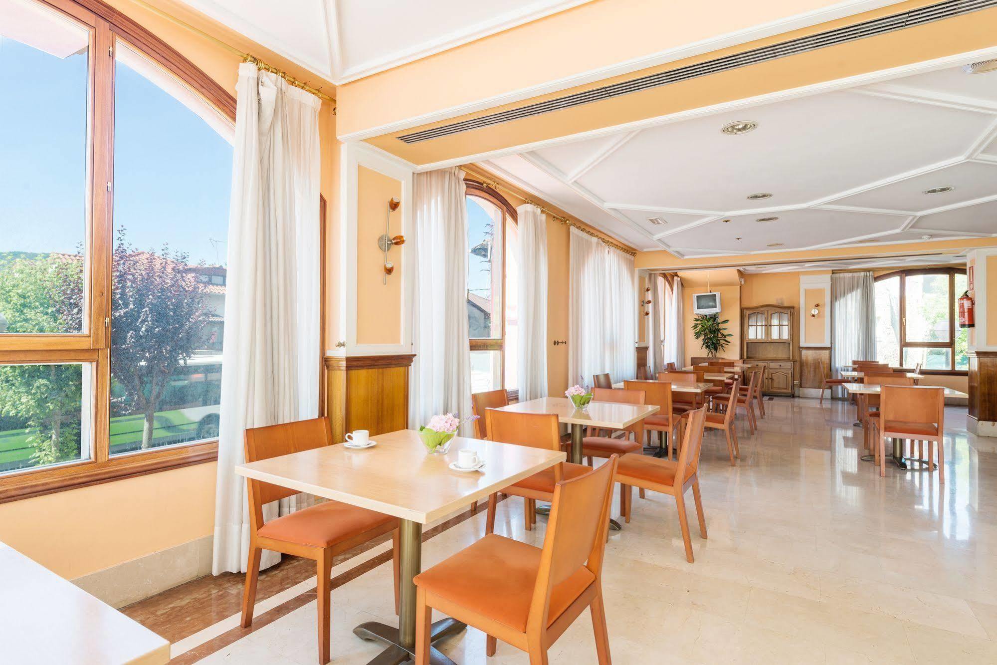 Tryp Bilbao Sondika Hotel Bagian luar foto